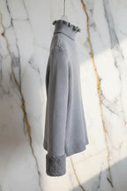 سويتر رمادي مبطن بفرو رمادي - منظر جانبي