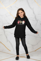 طفلة ترتدي الهودي - وضعية أمامية