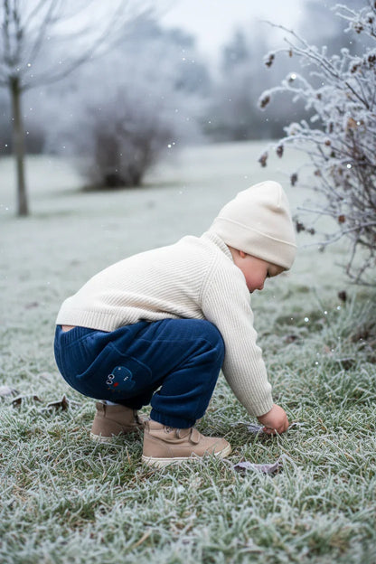 الطفل يستكشف الحديقة - زاوية ثلاثة أرباع