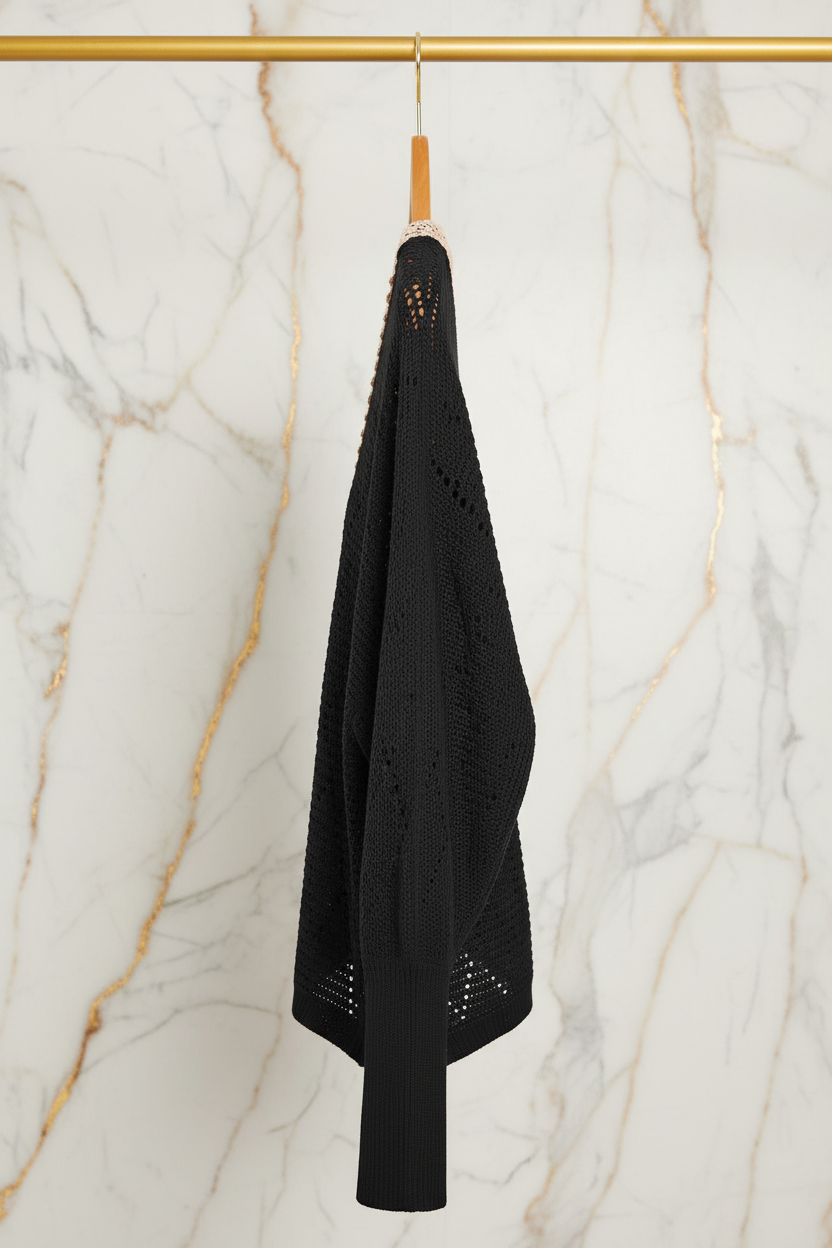 السويتر الأسود - منظر جانبي