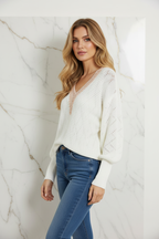 عارضة بالسويتر الأبيض - زاوية أمامية