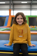 طفلة جالسة على حافة الترامبولين