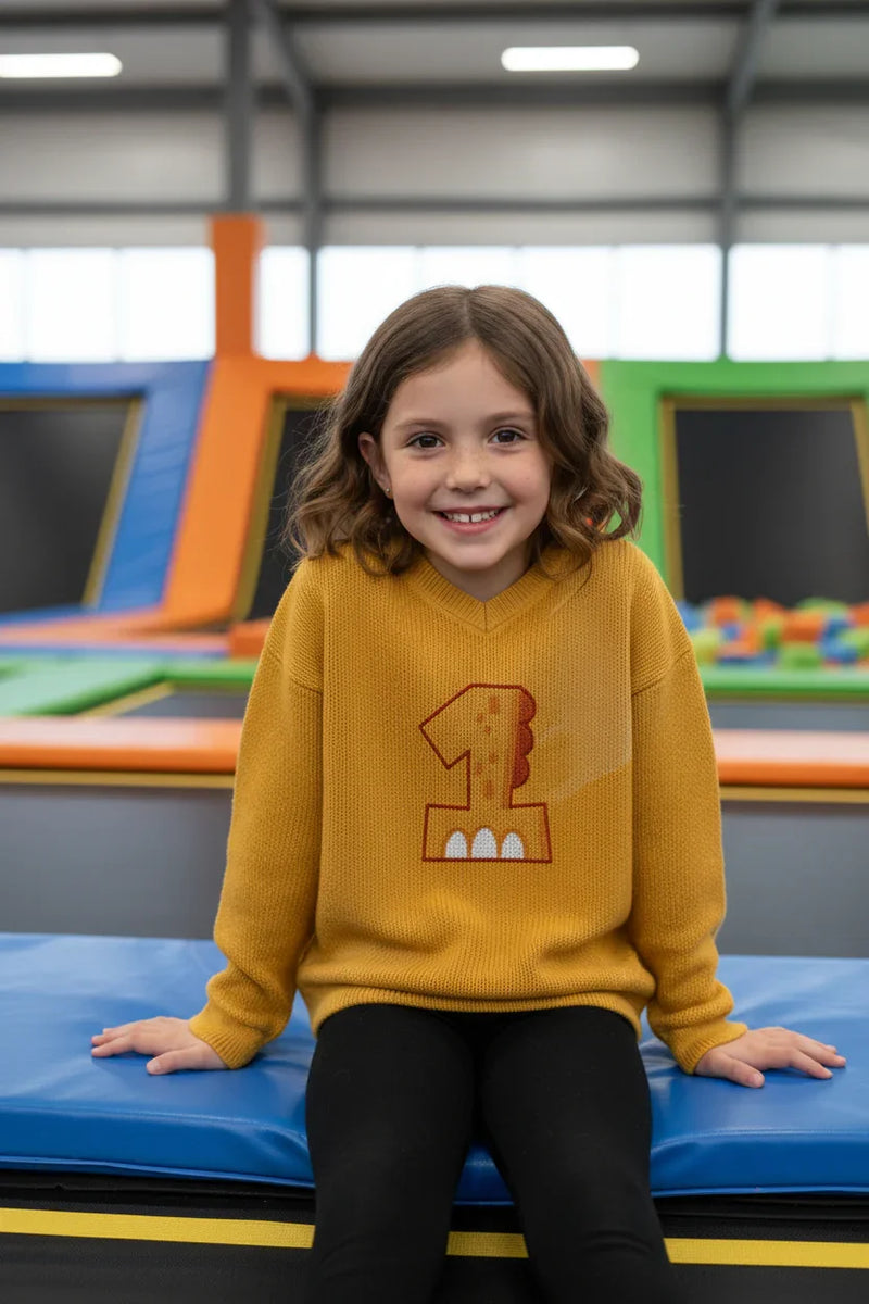 طفلة جالسة على حافة الترامبولين