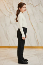 سويتر أبيض مع بنطال أسود - جانبي أيمن