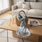 وشاح منسدل على حقيبة