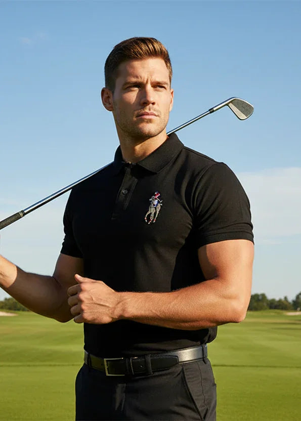 رجل رياضي يرتدي القميص الأسود في ملعب الجولف - لقطة نصفية