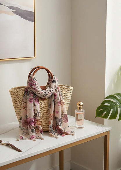 الشال ملفوف حول الحقيبة