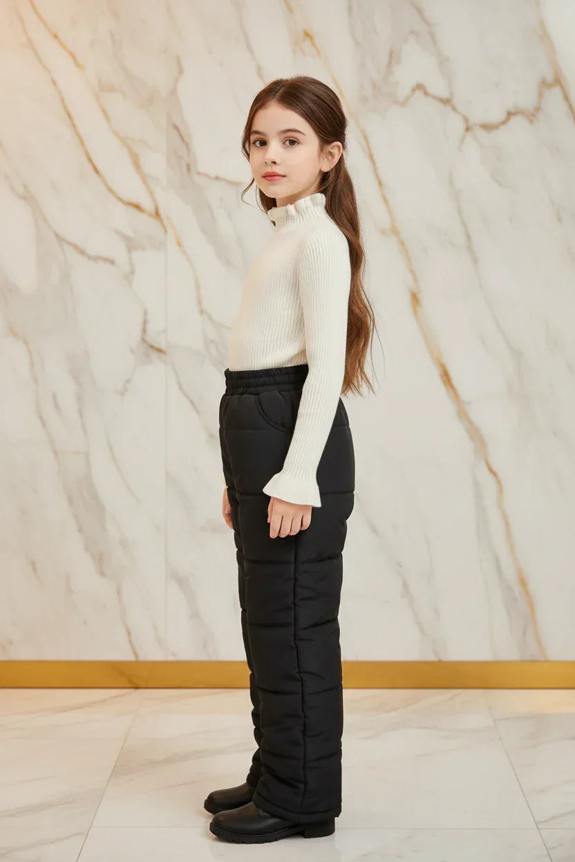 سويتر أبيض مع بنطال أسود - جانبي أيسر