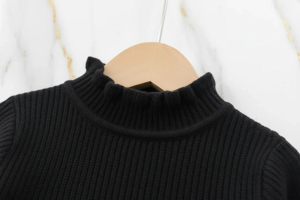 سويتر أسود مبطن - تفاصيل الياقة