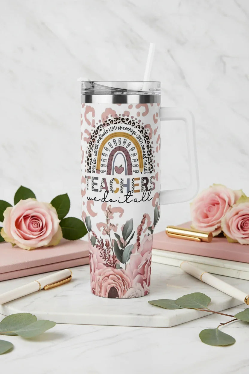 صورة جانبية للكوب مع إكسسوارات