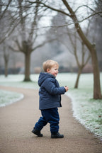 منظر جانبي - الطفل يمشي في الحديقة