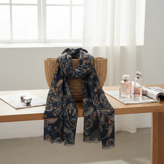 وشاح منسدل على حقيبة