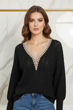 عارضة ترتدي السويتر - تفاصيل الدانتيل