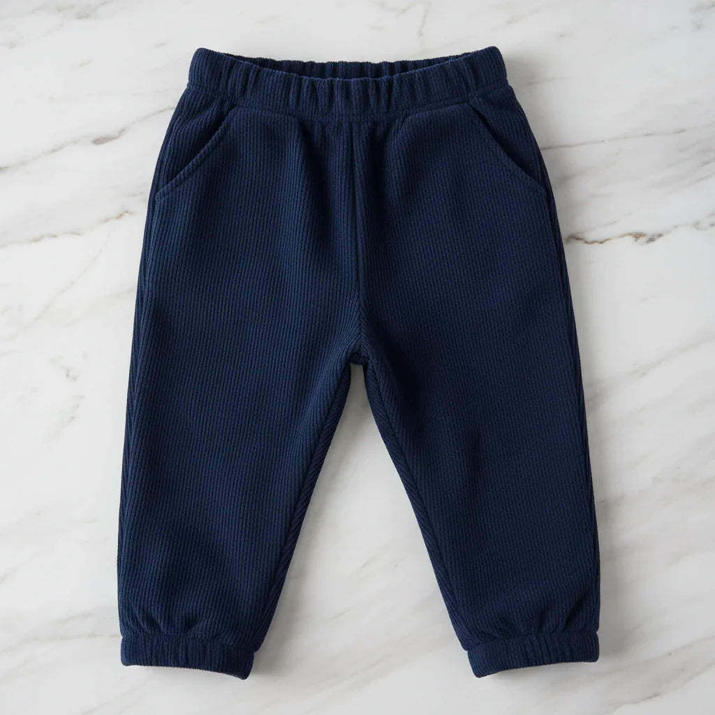 منظر أمامي عن قرب - البنطال نظيف بدون رسومات