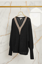 السويتر الأسود - زاوية مائلة