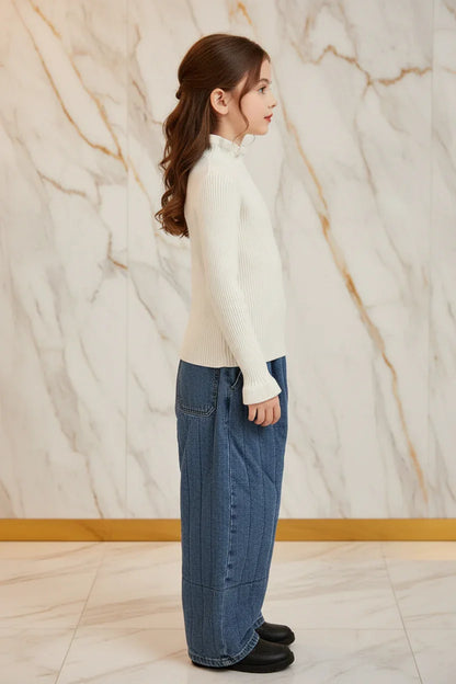 سويتر أبيض مبطن مع بنطال جينز - جانبي أيمن
