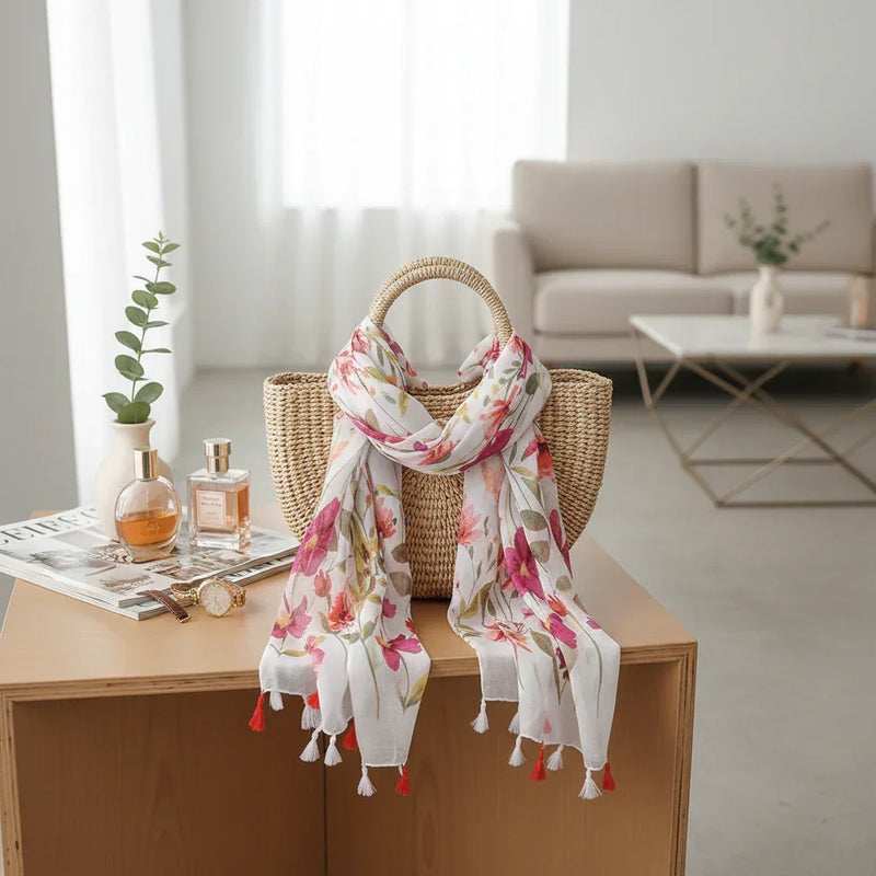 وشاح منسدل على حقيبة