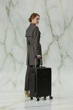 امرأة بمعطف رمادي مع الحقيبة السوداء