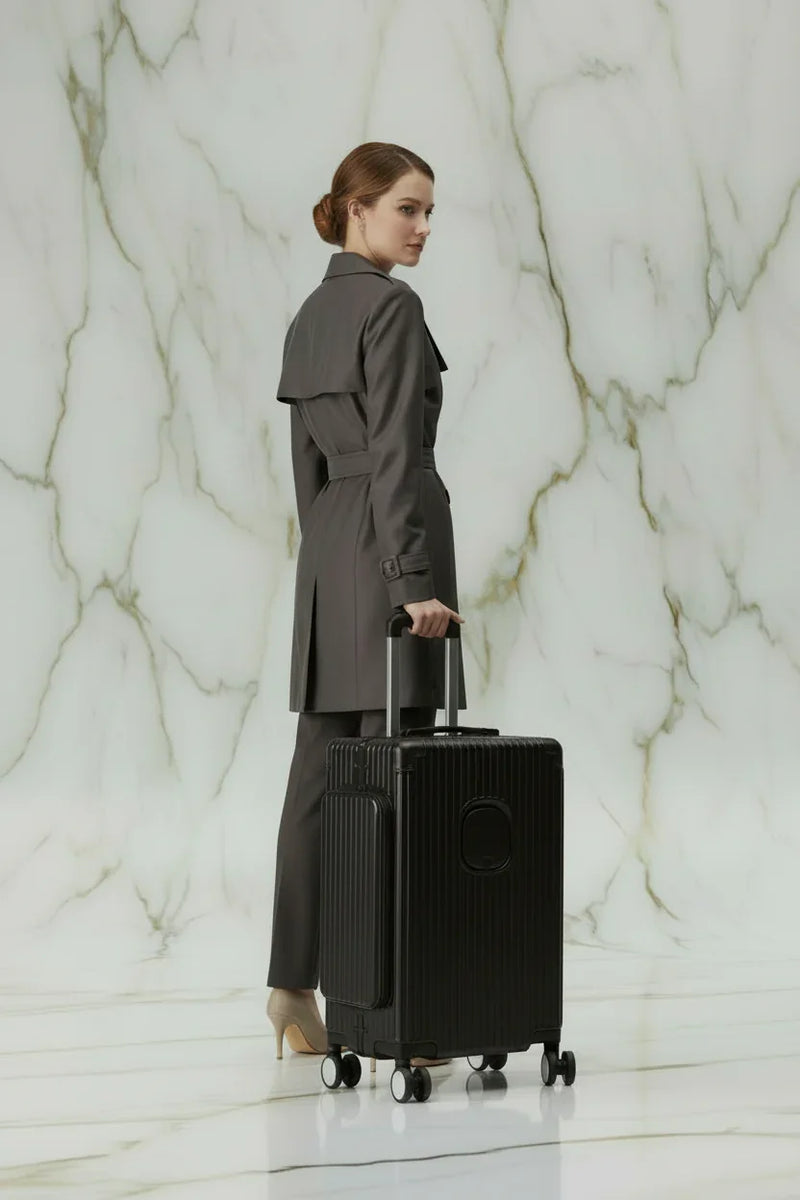 امرأة بمعطف رمادي مع الحقيبة السوداء