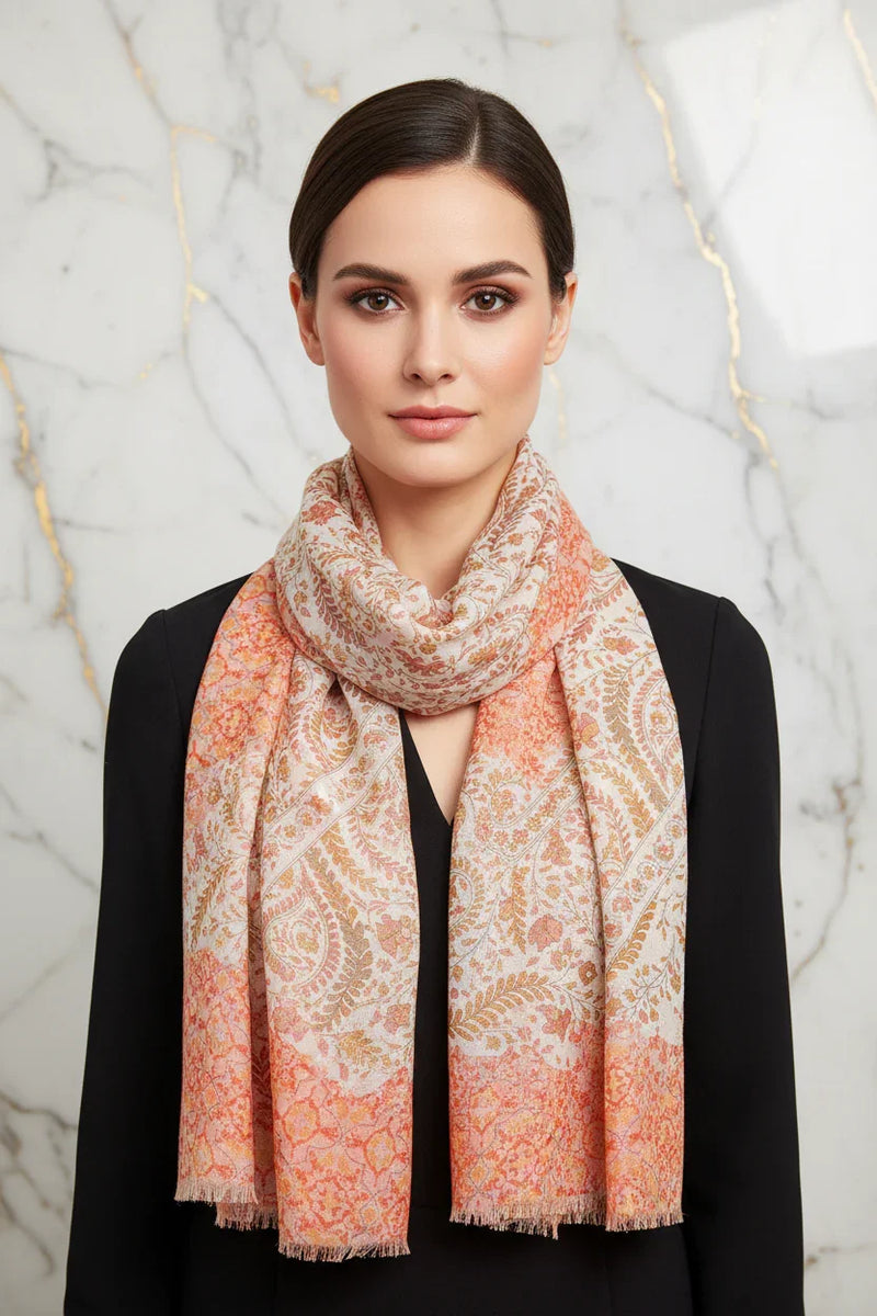 الشال مربوط حول العنق بأناقة