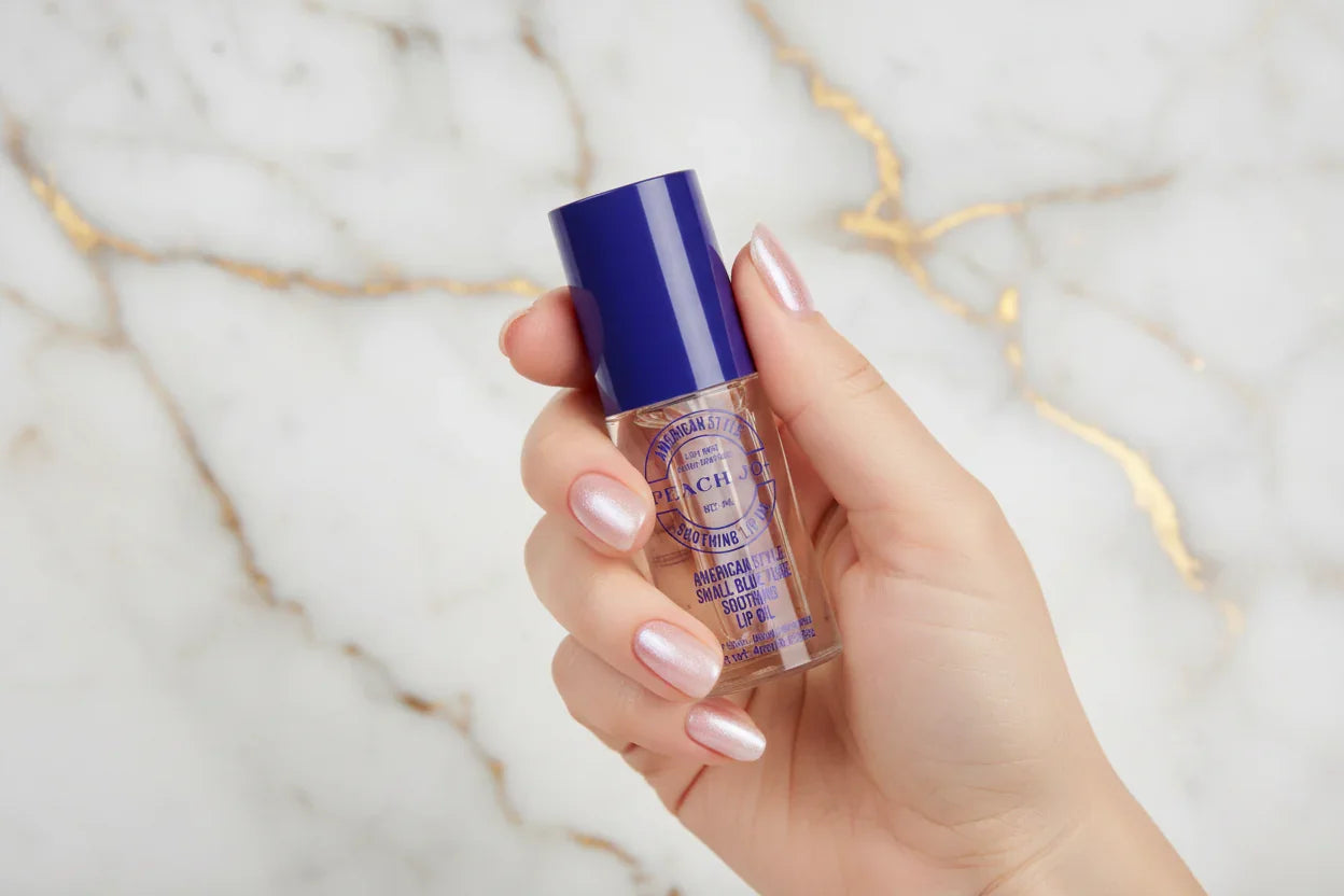 لقطة مقربة ليد تحمل المنتج