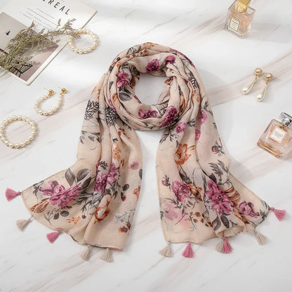 الشال مطوي بأناقة مع إكسسوارات فاخرة