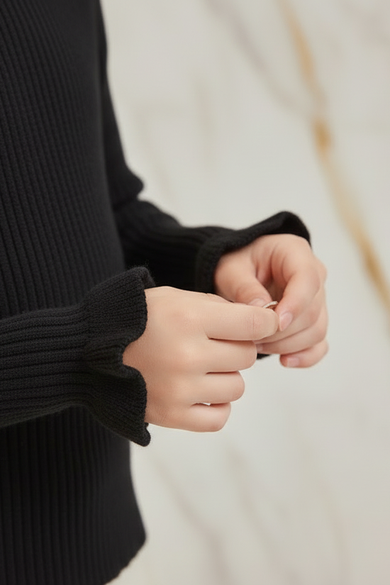 سويتر أسود - تفاصيل الأكمام