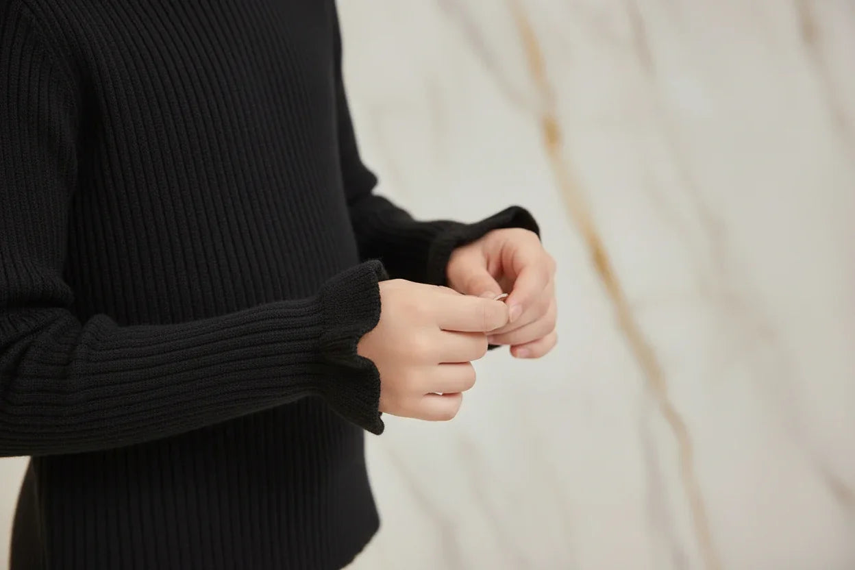 سويتر أسود - تفاصيل الأكمام