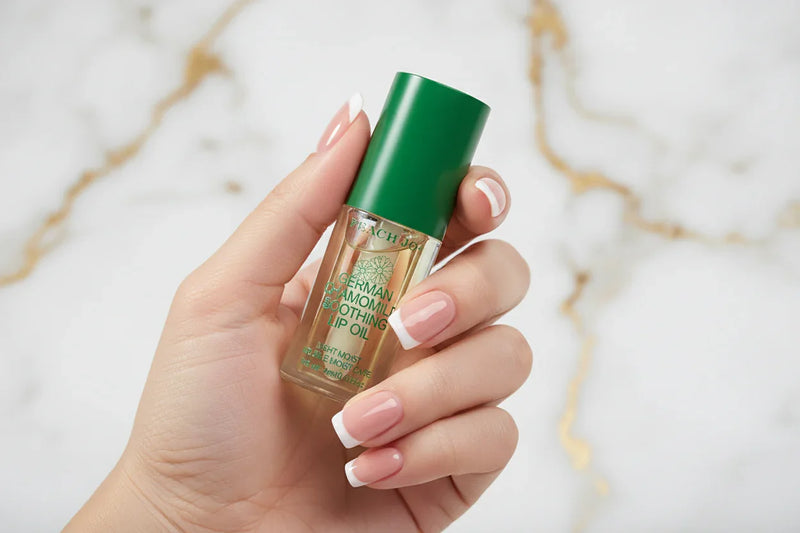 لقطة مقربة ليد تحمل المنتج