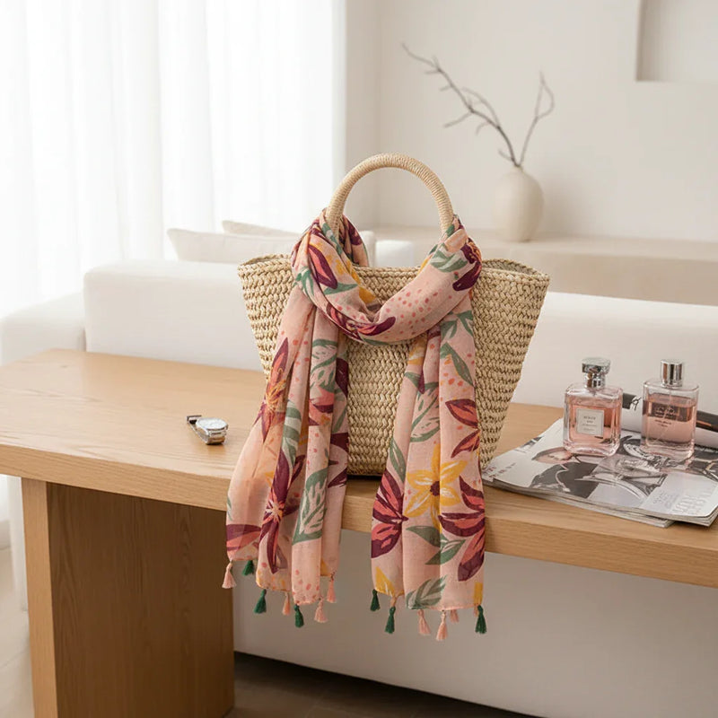 وشاح منسدل على حقيبة