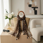 وشاح ملفوف على حقيبة