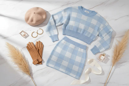 طقم أزرق مع قبعة وقفازات شتوية