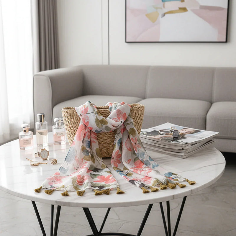 وشاح منسدل على حقيبة