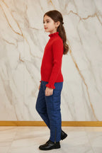 سويتر أحمر مبطن مع بنطال جينز - جانبي أيسر