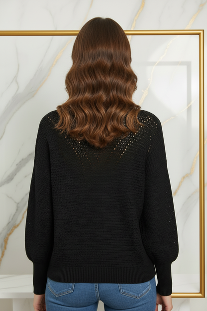 العارضة ترتدي السويتر - خلفي