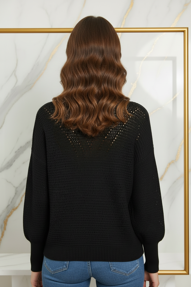 العارضة ترتدي السويتر - خلفي