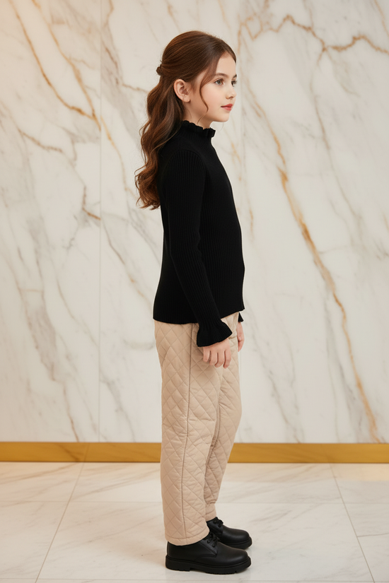 سويتر أسود مع بنطال بيج - جانبي أيمن