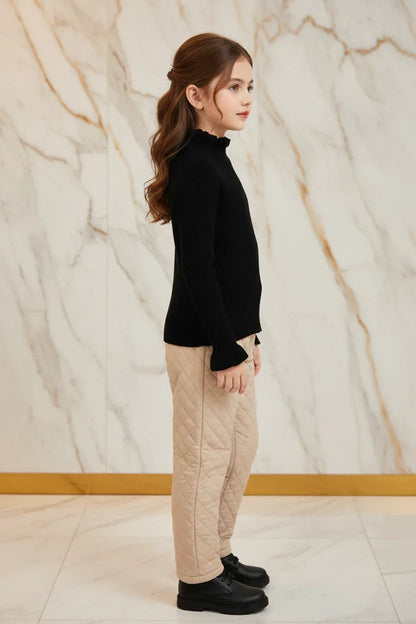 سويتر أسود مع بنطال بيج - جانبي أيمن