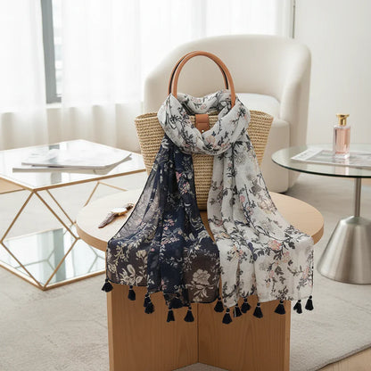 وشاح منسدل على حقيبة