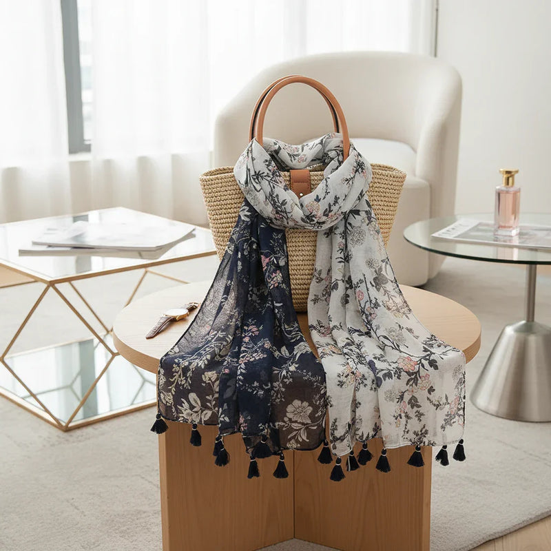 وشاح منسدل على حقيبة