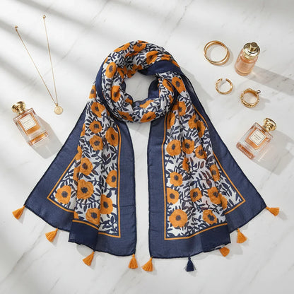 الشال مطوي بأناقة مع إكسسوارات فاخرة