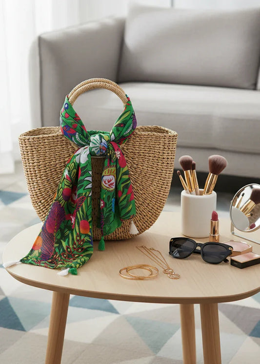 وشاح على حقيبة قش