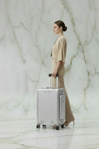 امرأة بزي بيج - فضي