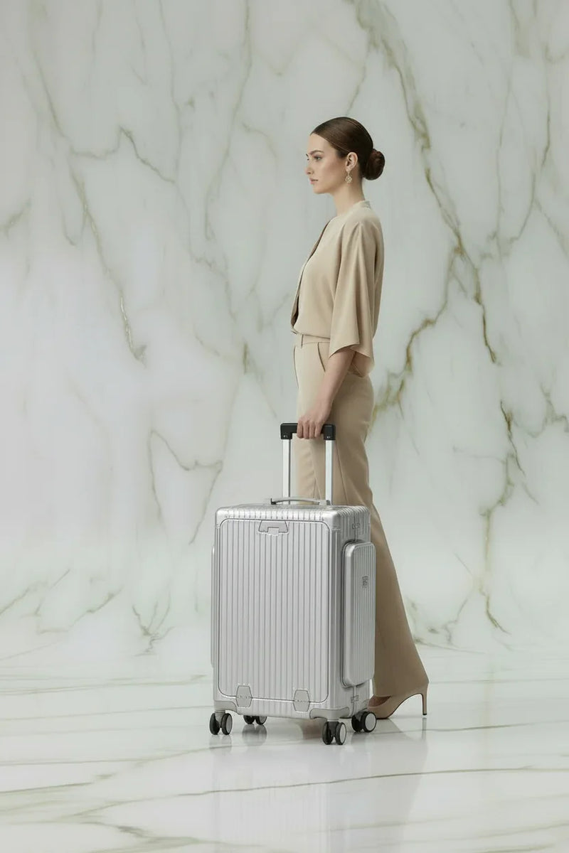 امرأة بزي بيج - فضي