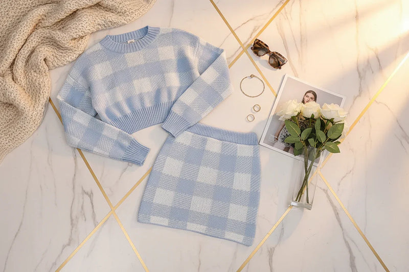 طقم محبوك أزرق مع ورود وإكسسوارات