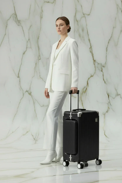 امرأة بزي أبيض مع الحقيبة السوداء