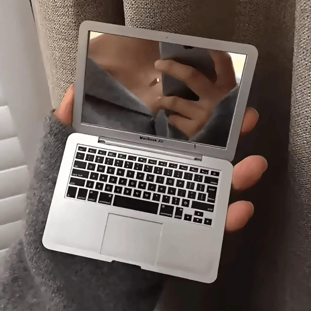 Glassy Laptop Style Mini Mirror - IVORYNN