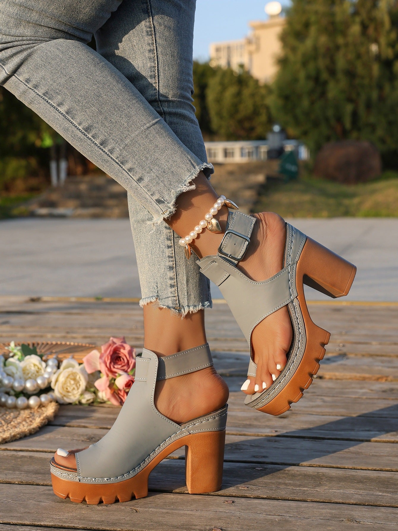 Buckle Beach Toe Chunky Gray Sandals