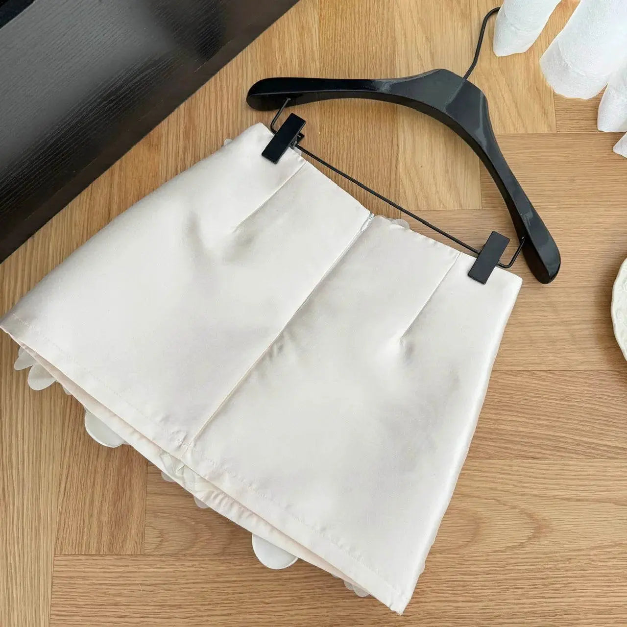 Three Dimensional Flowers High Waist Short Skirt - IVORYNN