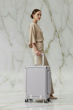 امرأة مع الحقيبة باللون #a7a1b7